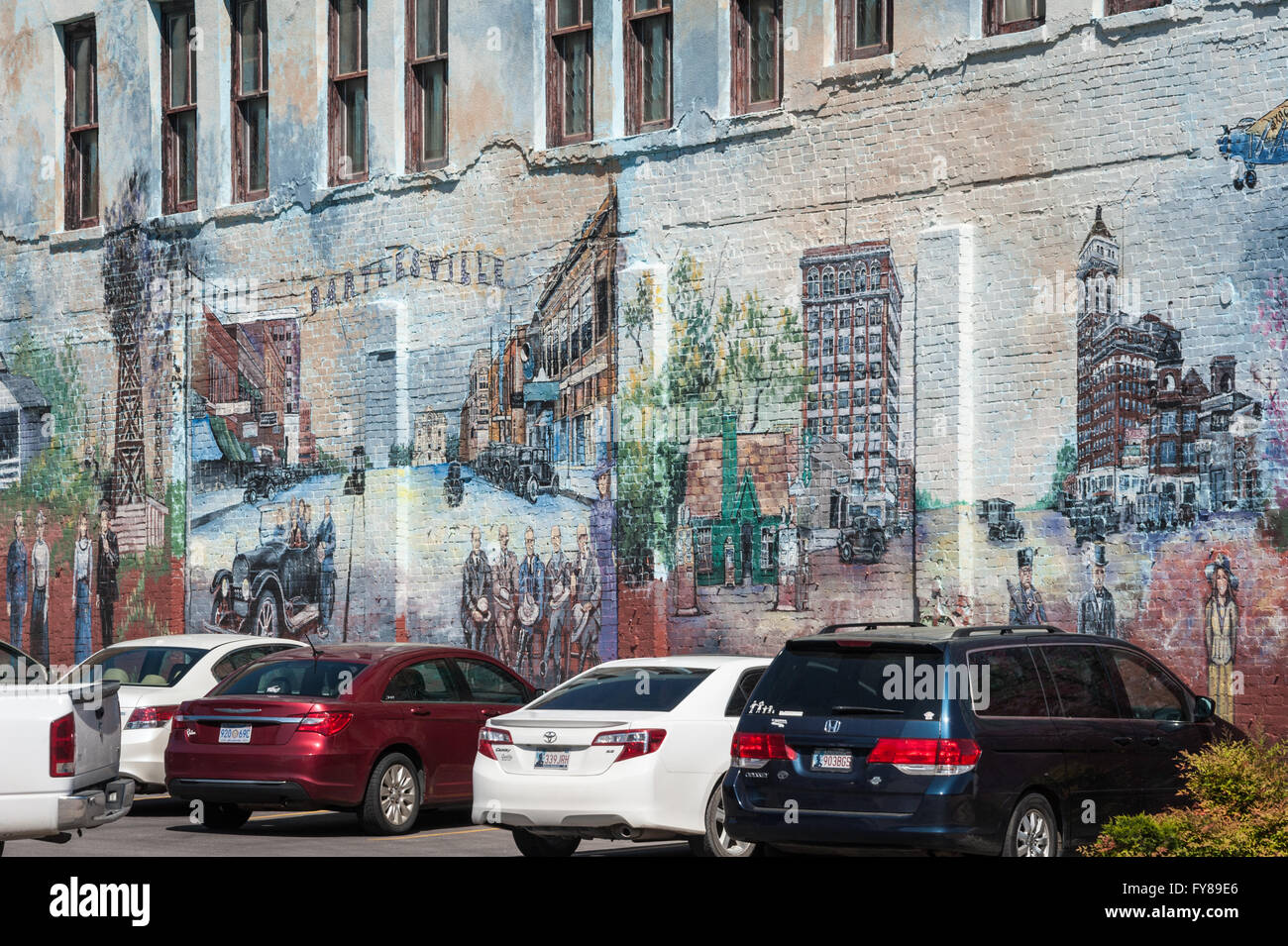 "Costruire la città di leggende' Wall arte murale nel centro cittadino di Bartlesville, Oklahoma raffigura la città del Midwest la storia recente. Foto Stock