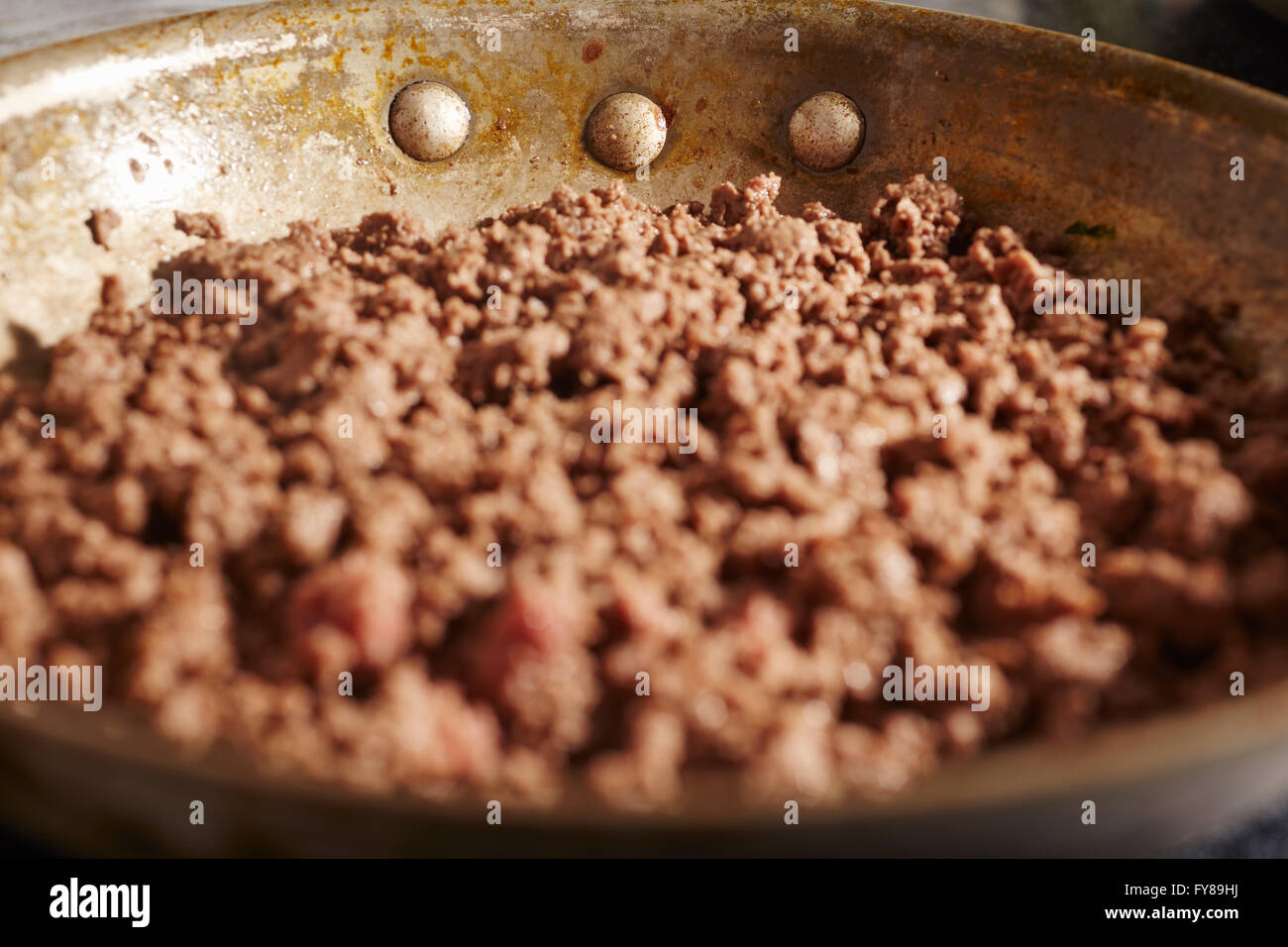 Macinato di manzo tritare rosolare in una padella Foto Stock
