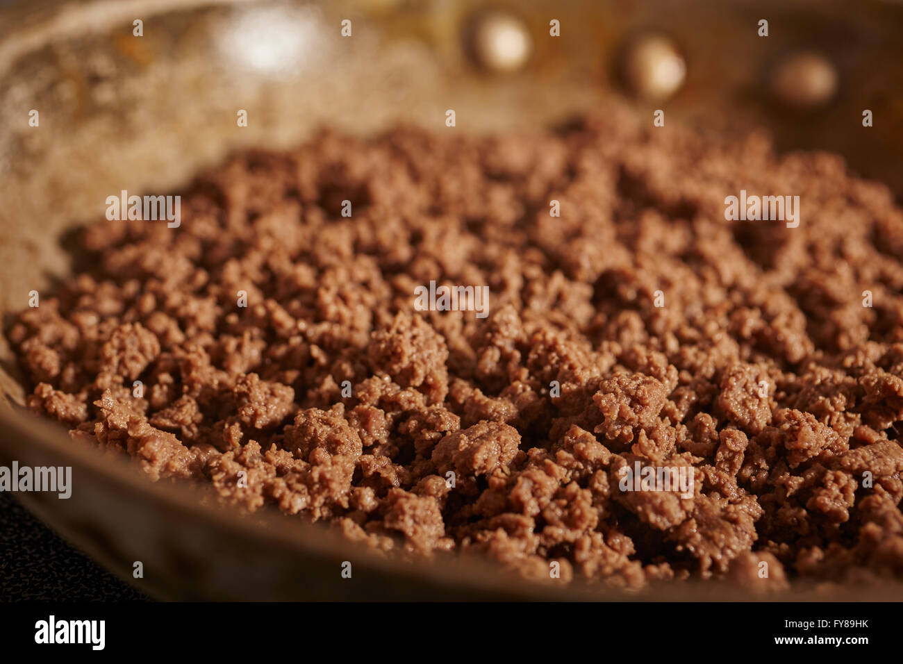 Macinato di manzo tritare rosolare in una padella Foto Stock