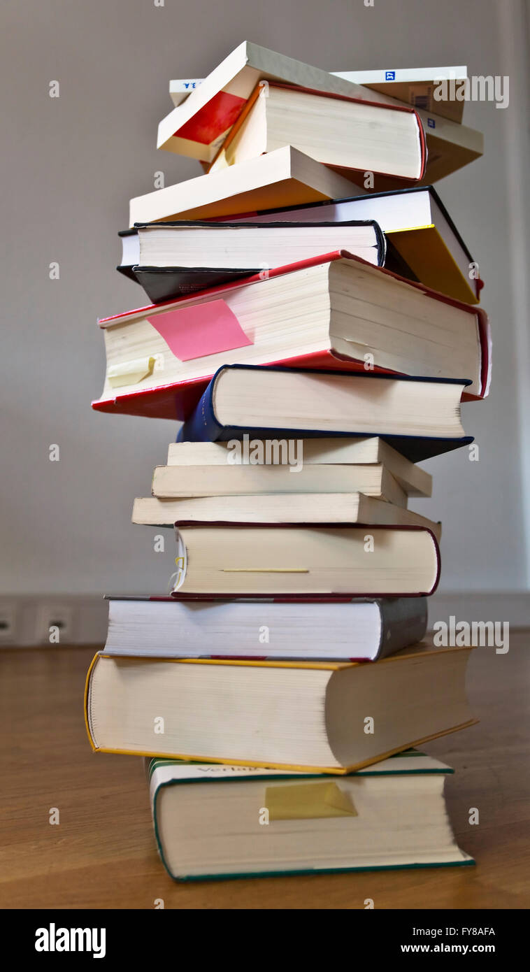 Pila di libri in vari formati e colori Foto Stock
