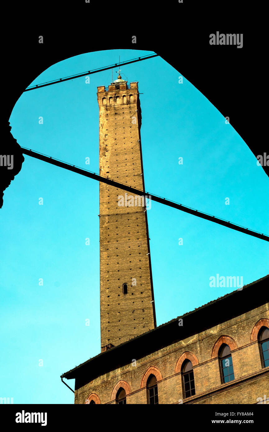 Vista dal terreno della torre degli Asinelli a Bologna Foto Stock