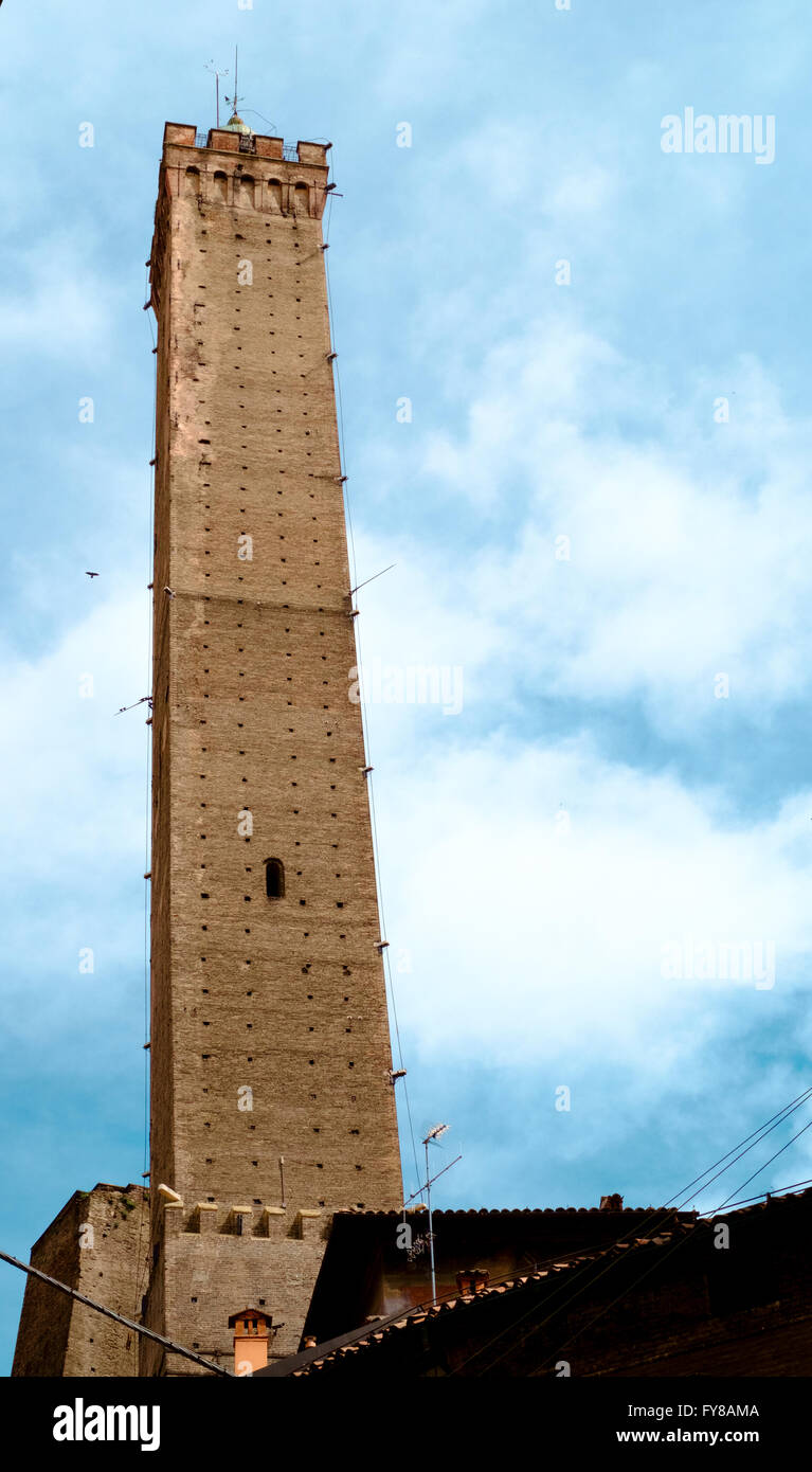 Vista dal terreno della torre degli Asinelli a Bologna Foto Stock