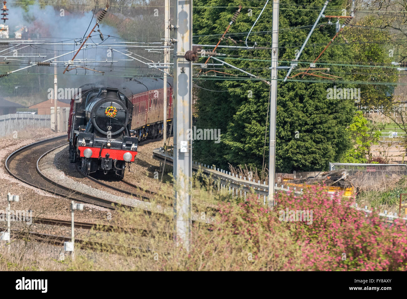 LMS Giubileo classe 6P 4-6-0 n. 45690 Leander locomotiva a vapore con la velocità con la Salopian Railtour passando Winwick junction Foto Stock