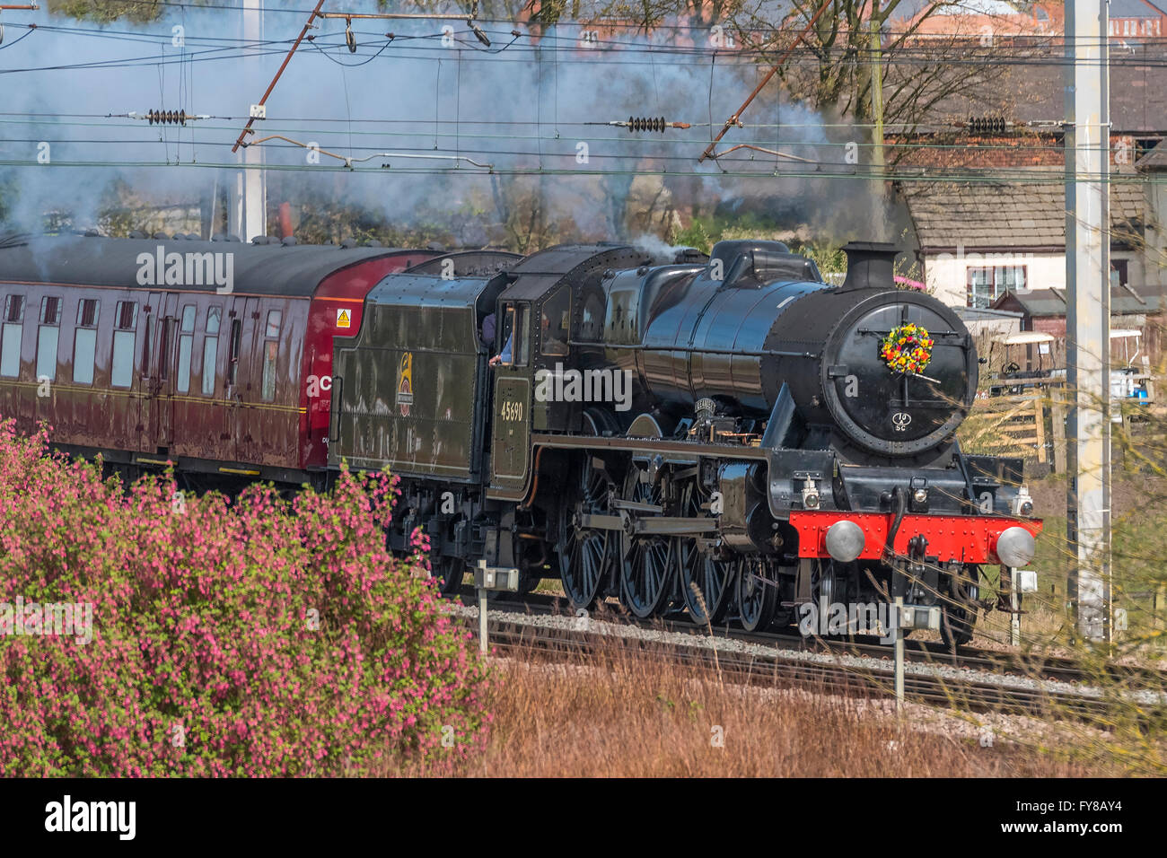 LMS Giubileo classe 6P 4-6-0 n. 45690 Leander locomotiva a vapore con la velocità con la Salopian Railtour passando Winwick junction Foto Stock