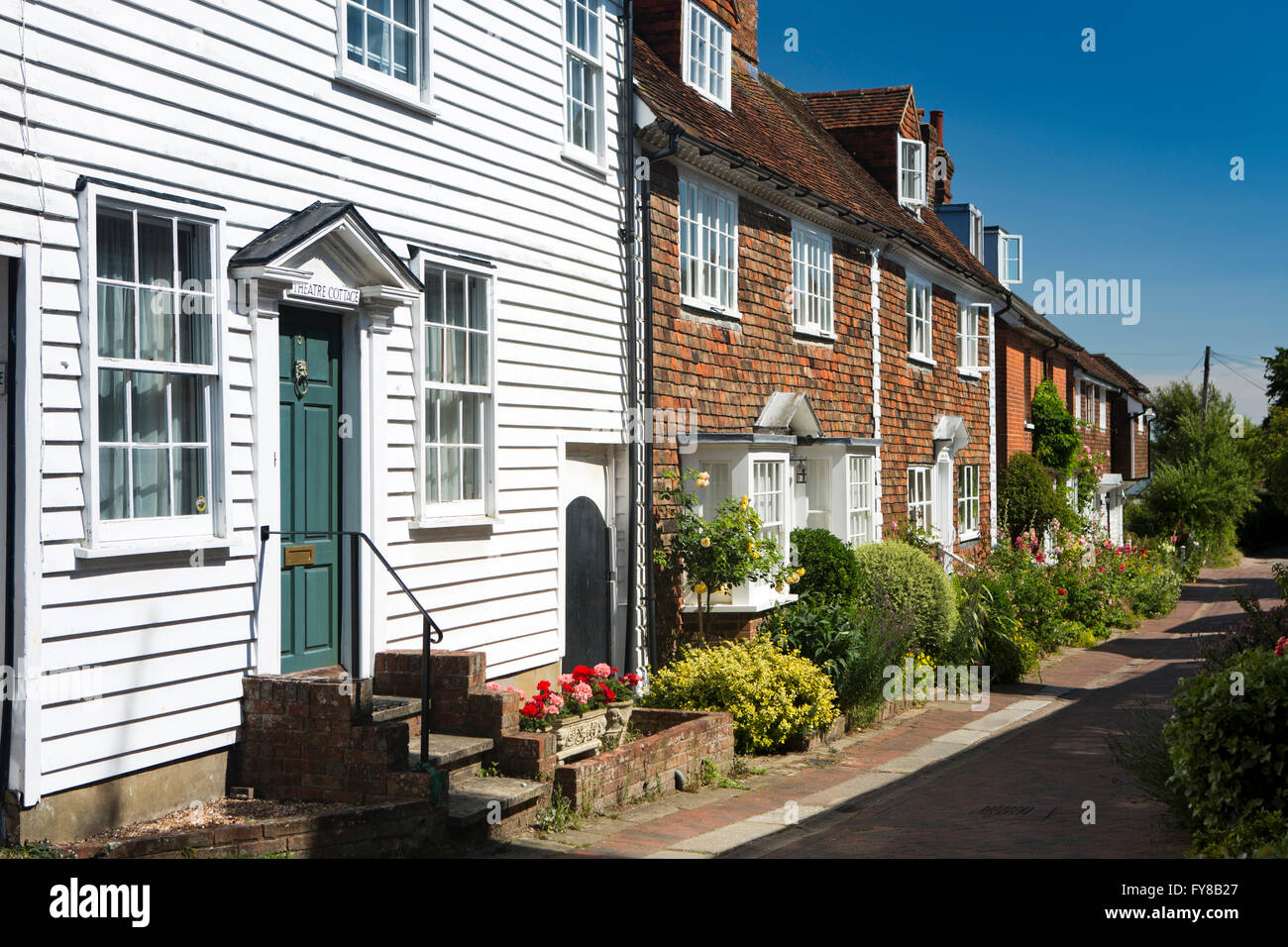 Regno Unito, Kent, Tenterden, campane Lane, attraente piastrella appeso e clapboard case con piccoli giardini floreali Foto Stock