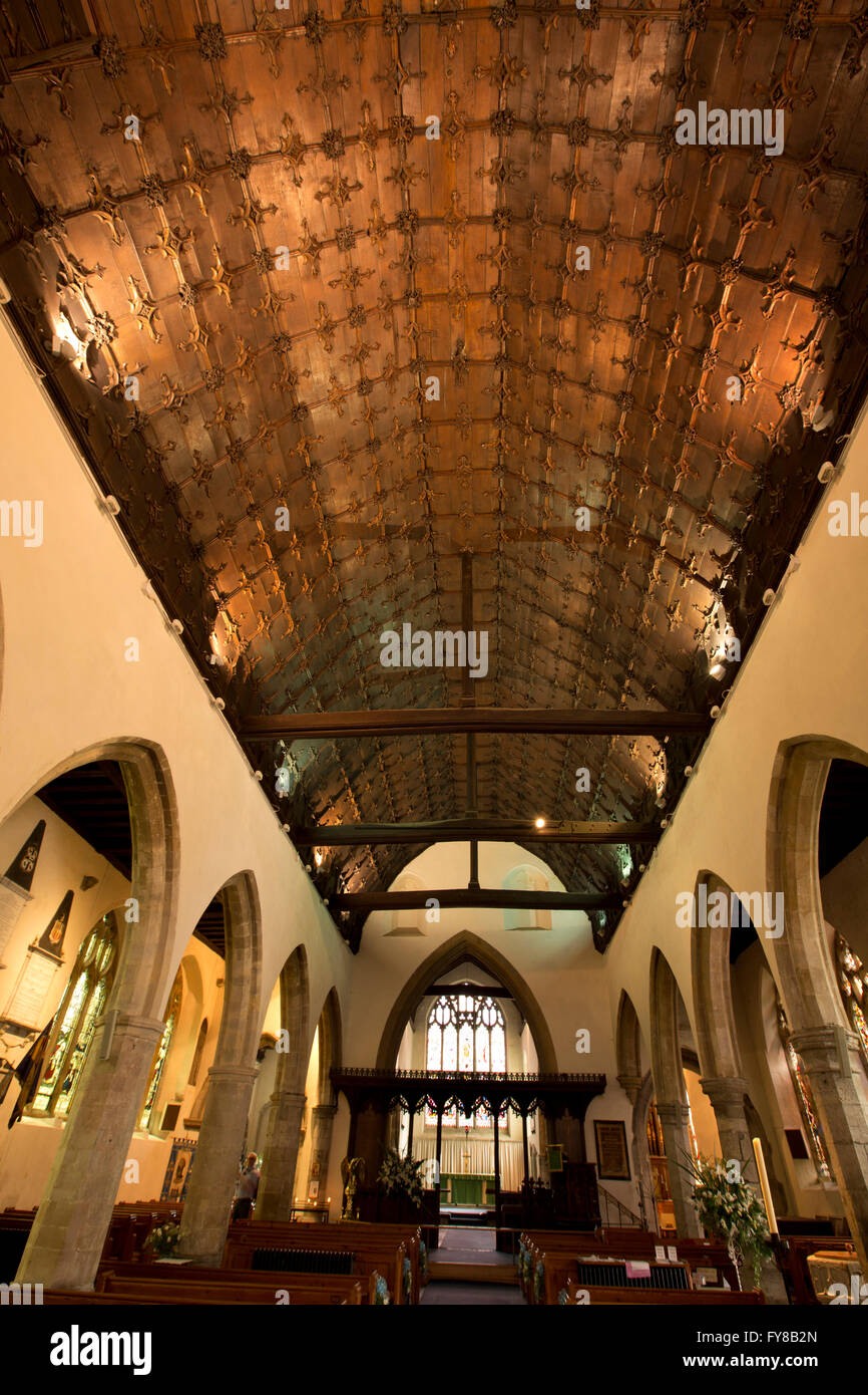 Regno Unito, Kent, Tenterden, High Street, St Mildred la chiesa interno, navata con copertura in legno intagliato volta a botte Foto Stock