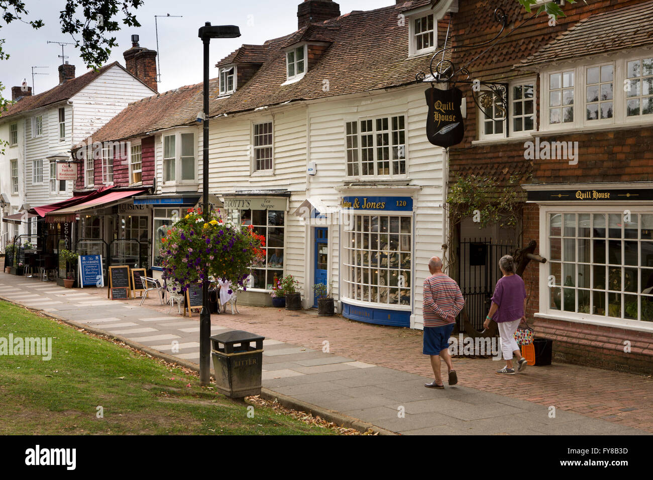 Regno Unito, Kent, Tenterden, High Street, pittoresco piastrella appeso e weatherboarded negozi Foto Stock