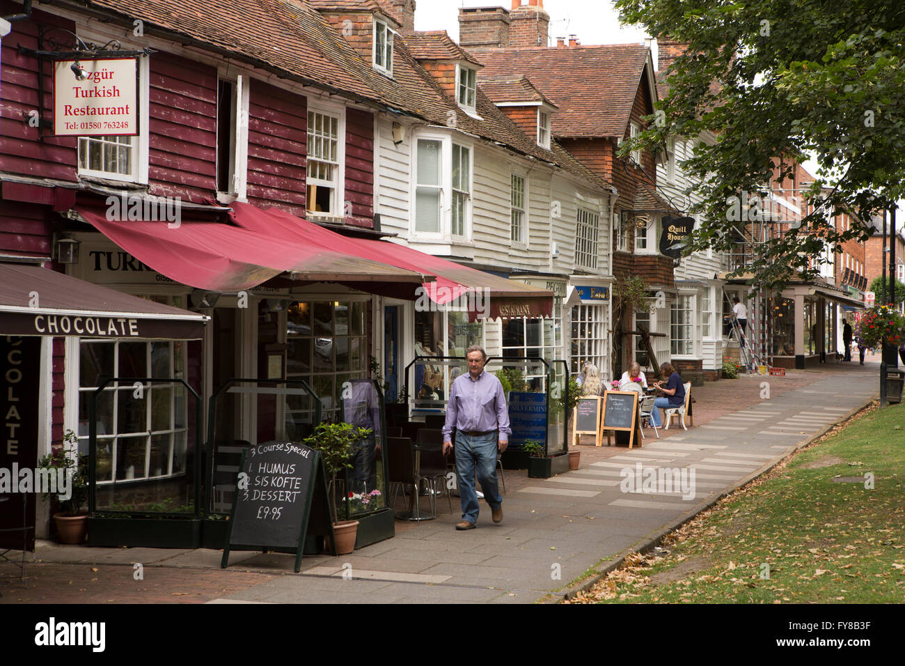 Regno Unito, Kent, Tenterden, High Street, pittoresco piastrella appeso e weatherboarded negozi Foto Stock