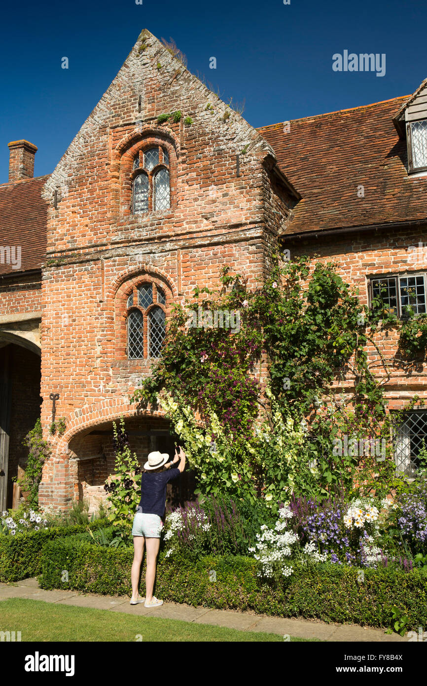 Regno Unito, Kent, il castello di Sissinghurst, casa di Vita Sackville West e Harold Nicolson negli anni trenta, visitatore fotografare fiori Foto Stock
