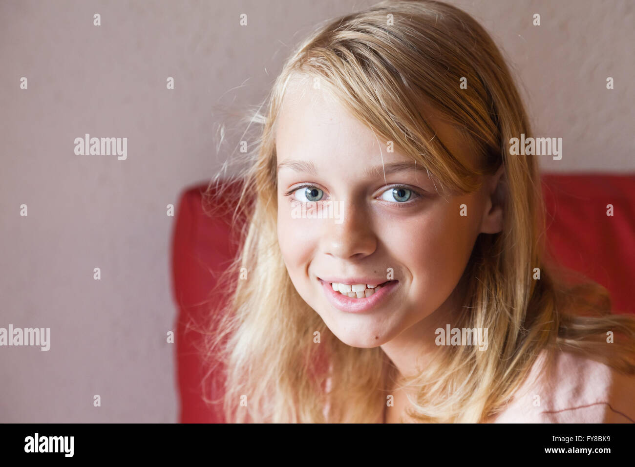 Primo piano volto ritratto della bella bionda sorridente ragazza caucasica Foto Stock