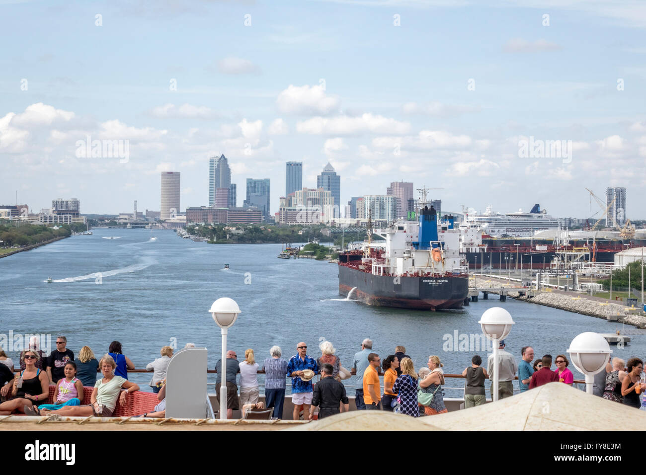 Le case sono state costruite lungo il canale Seddon a Tampa Bay Florida, Tampa a distanza Foto Stock