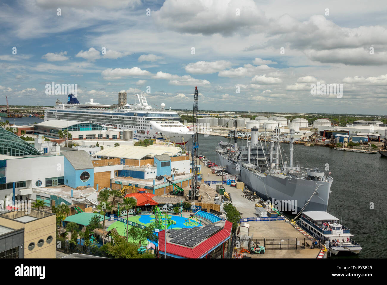 La Cruise Ship Terminal Portuali a Tampa Bay con la Star norvegese e vittoria americana delle navi in porto Foto Stock
