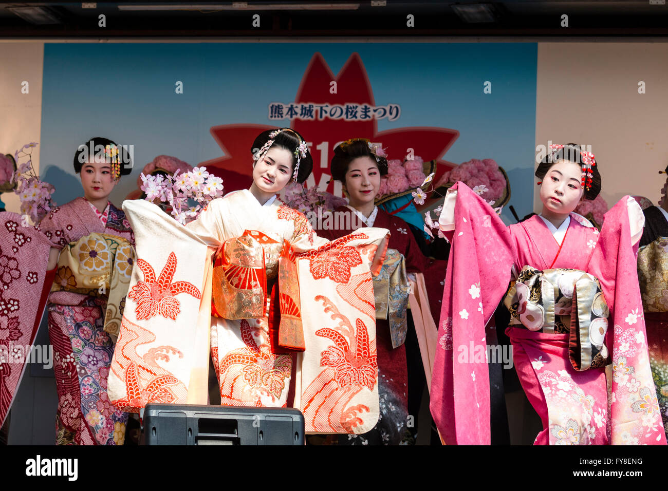 Primavera giapponese Cherry Blossom Festival, spettacolo teatrale, quattro geisha in kimono dancing, con fila di musicisti in costume tradizionale dietro. Foto Stock