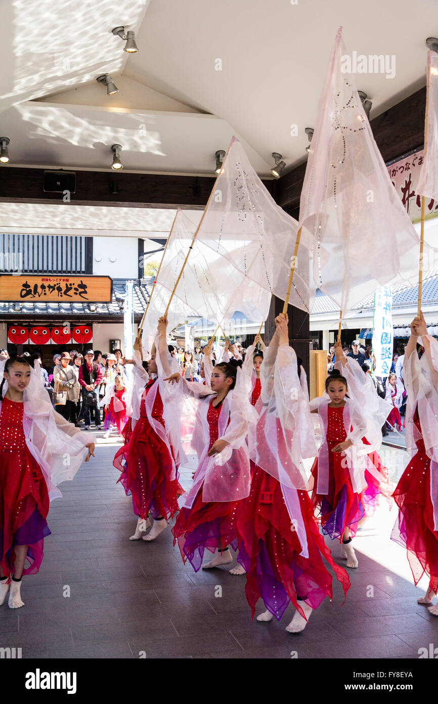 Giapponese troupe di danza dei bambini, balli in costumi di seta e azienda  bianco seta pura bandiere, ballando nella parte anteriore del pubblico al  Yosakoi dance festival Foto stock - Alamy