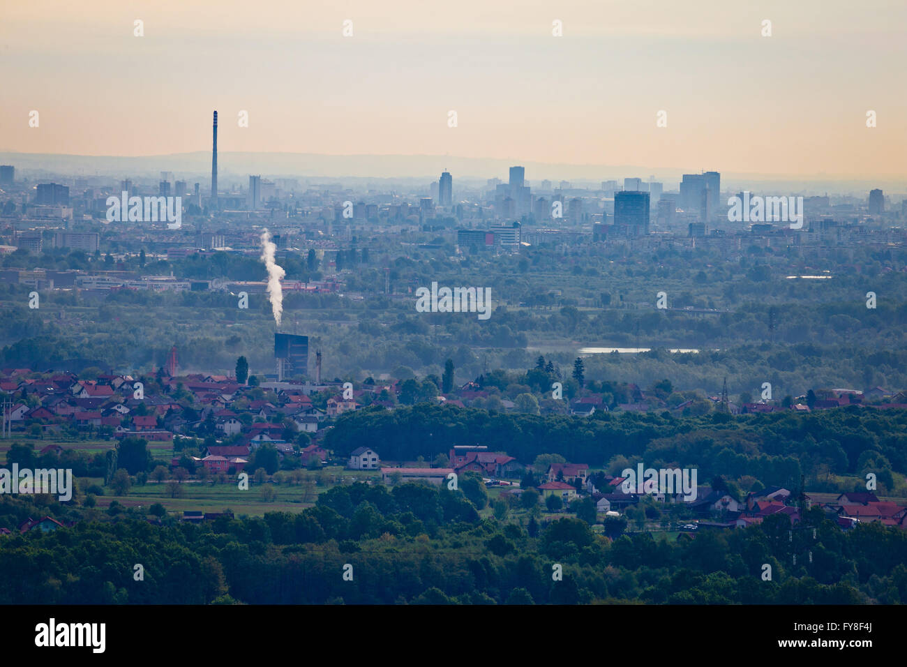 Città di Zagabria panoramica vista aerea nella foschia mattutina, capitale della Croazia Foto Stock