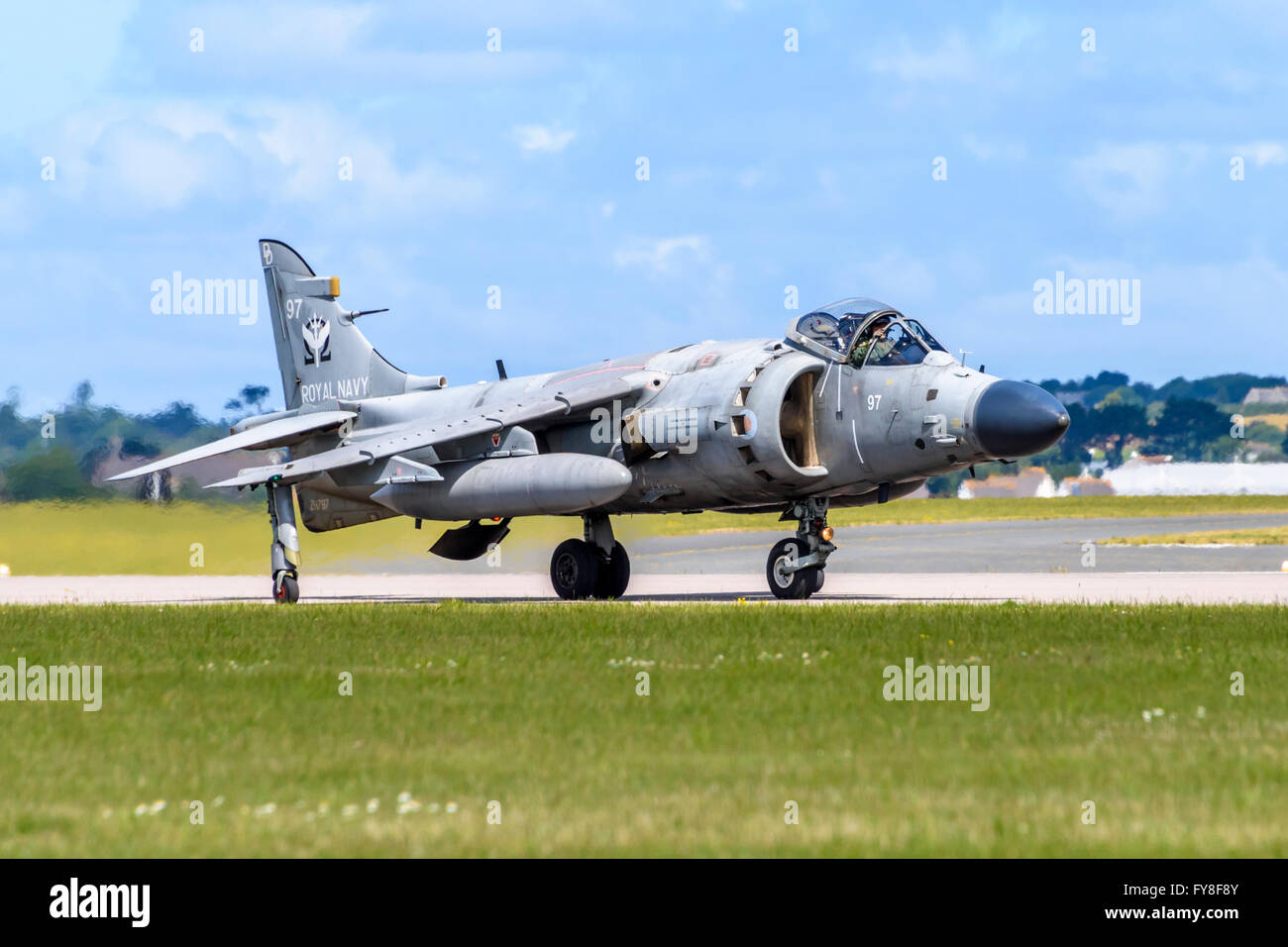 Sea Harrier FA2 (appartenente al Royal Naval Scuola di Ponte di volo operazioni) in rullaggio a RNAS Culdrose Foto Stock
