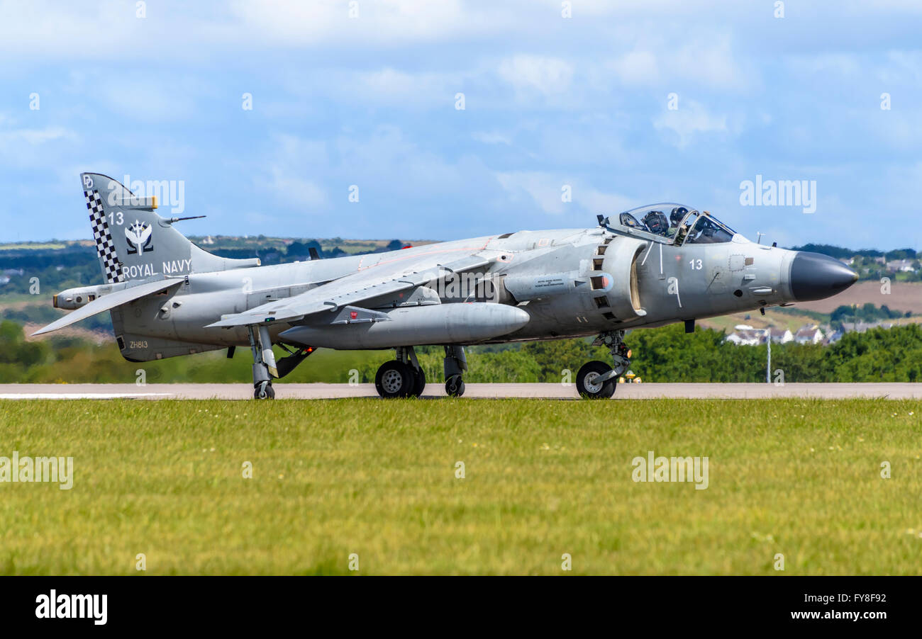 Sea Harrier FA2 (appartenente al Royal Naval Scuola di Ponte di volo operazioni) in rullaggio a RNAS Culdrose Foto Stock