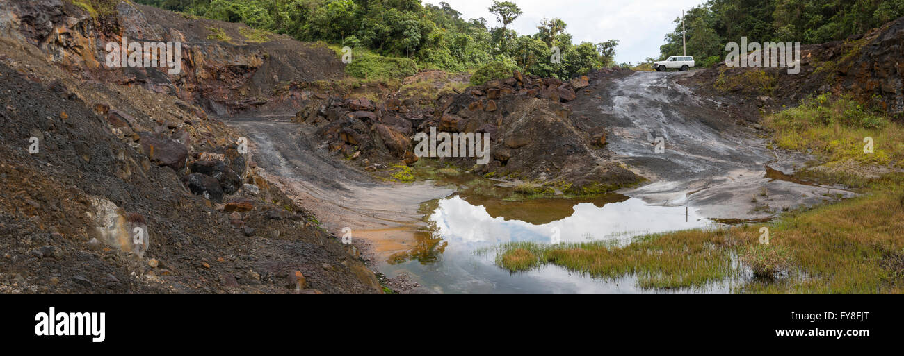 Affioramento di olio rocce del cuscinetto in una vecchia cava in provincia di Napo, Ecuador. Foto Stock Affioramento di olio rocce del cuscinetto in una vecchia cava in provincia di Napo, Ecuador. Foto Stock