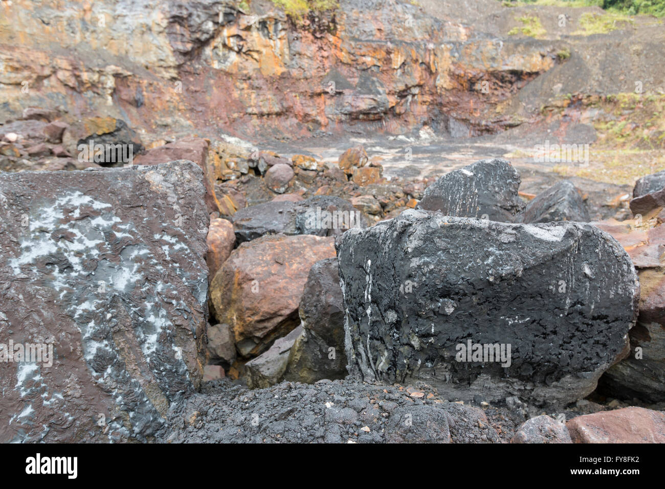 Blocchi di bitume in una vecchia cava in provincia di Napo, Ecuador. Foto Stock Blocchi di bitume in una vecchia cava in provincia di Napo, Ecuador. Foto Stock
