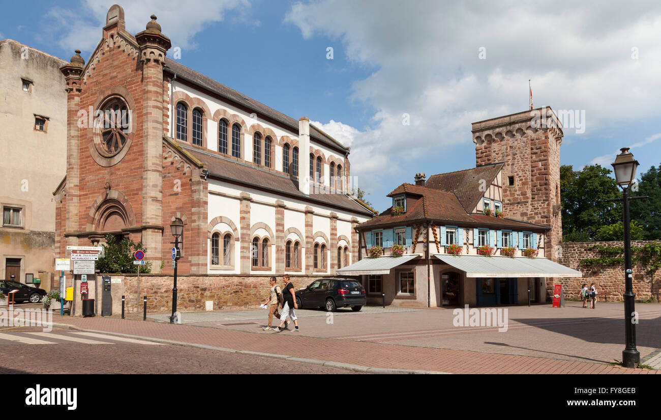 Place André Neher con la sinagoga e la torre di fortificazione, Obernai, Alsazia, Francia Foto Stock