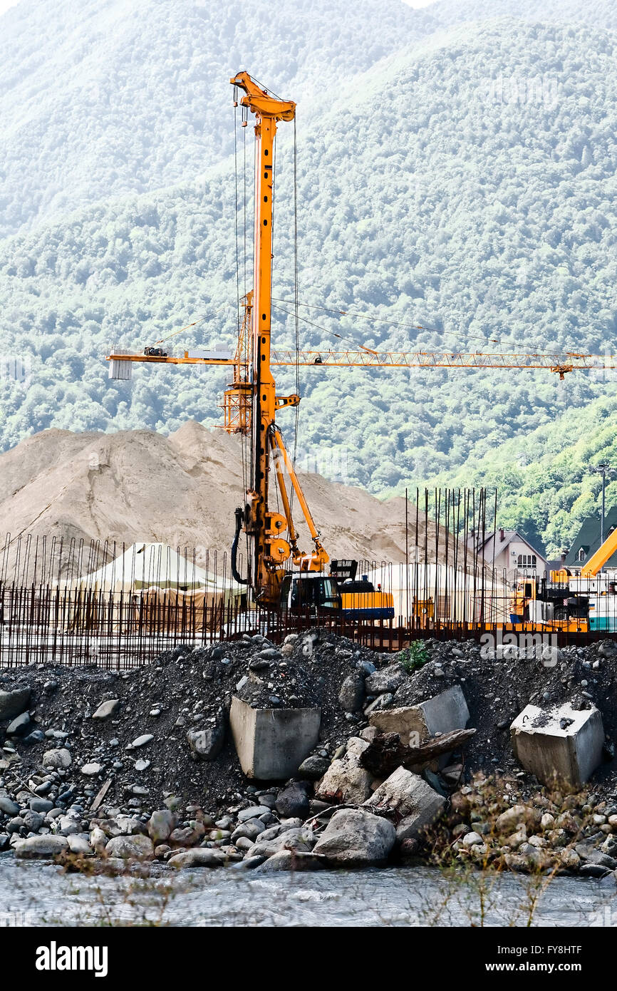 Impianto di perforazione sul sito del foro sul fiume Foto Stock