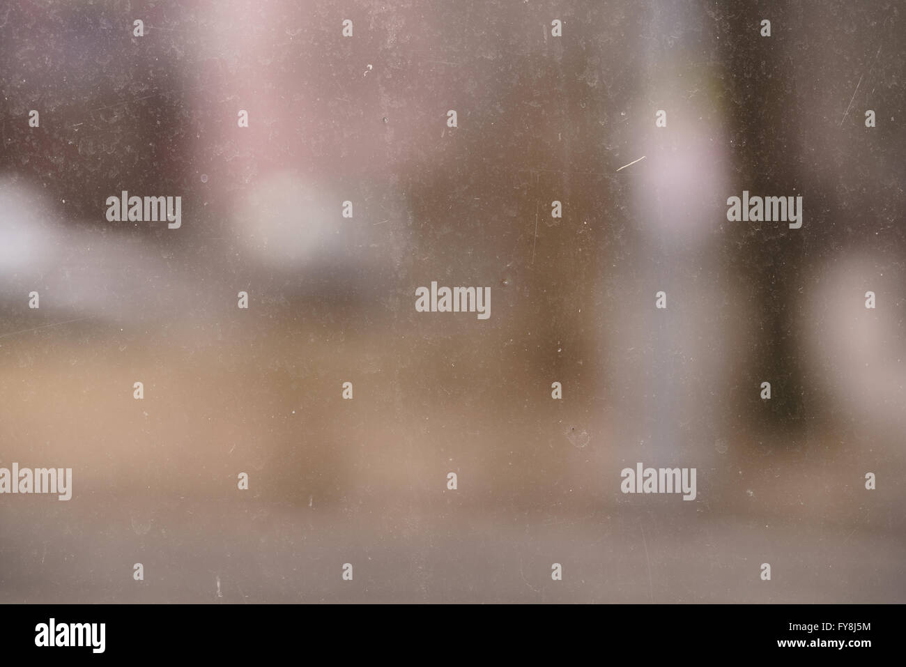 Il vetro sporco finestra con lo sfondo del cortile Foto Stock