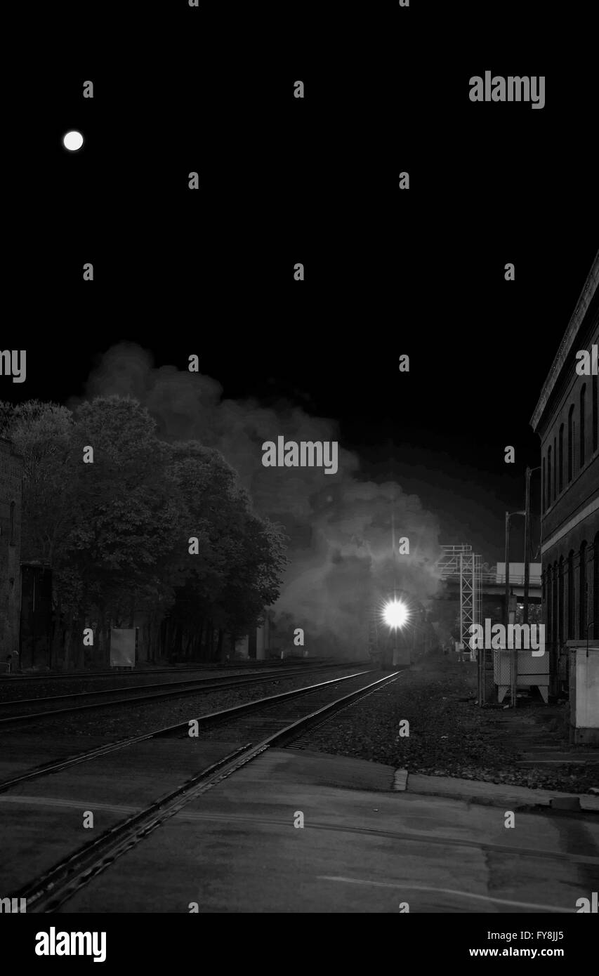 Norfolk & Western 611 venendo a Greensboro, N.C. A Elm Street prima dell'alba in B&W #2 Foto Stock