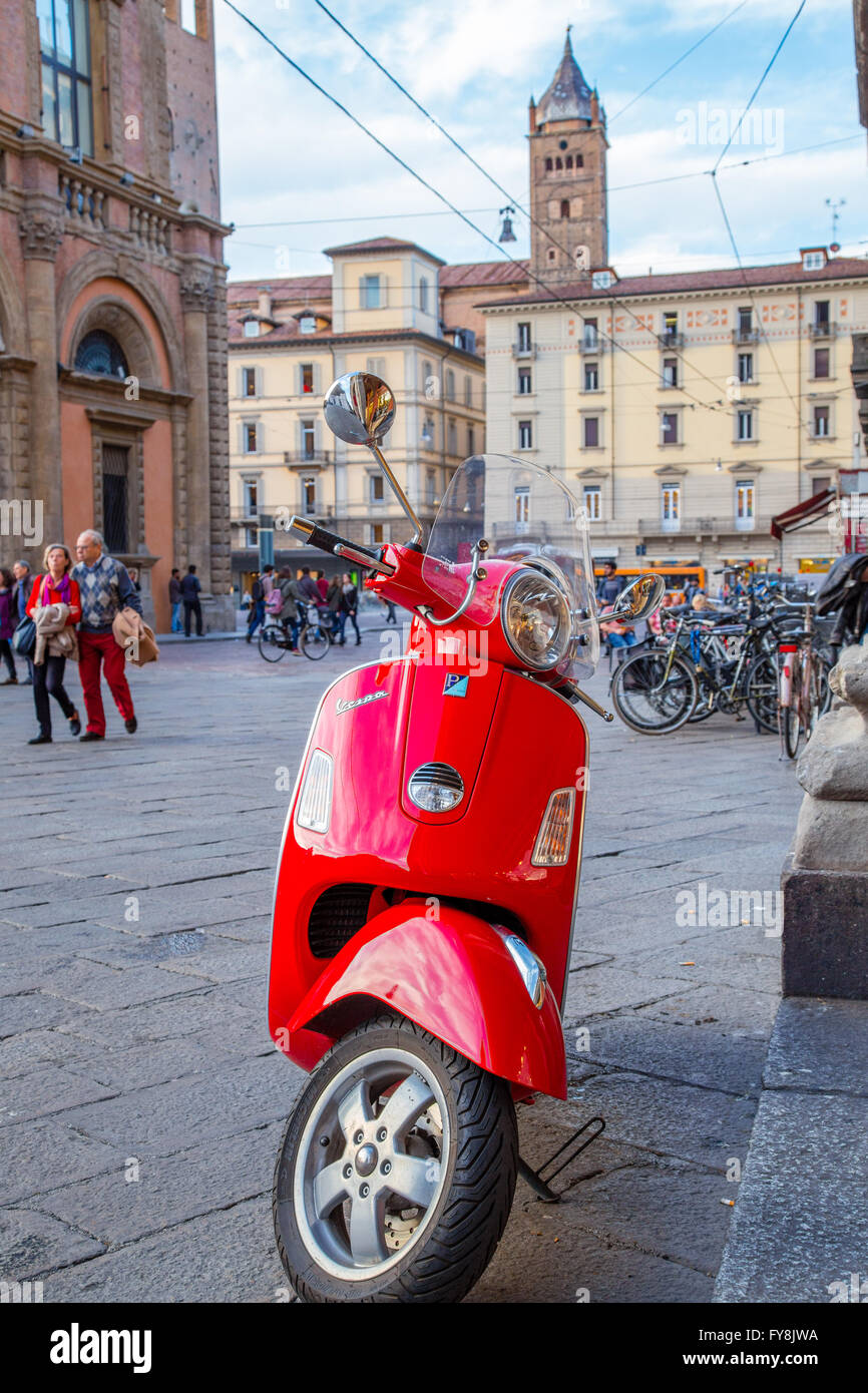 Bologna scooter vespa italia immagini e fotografie stock ad alta  risoluzione - Alamy