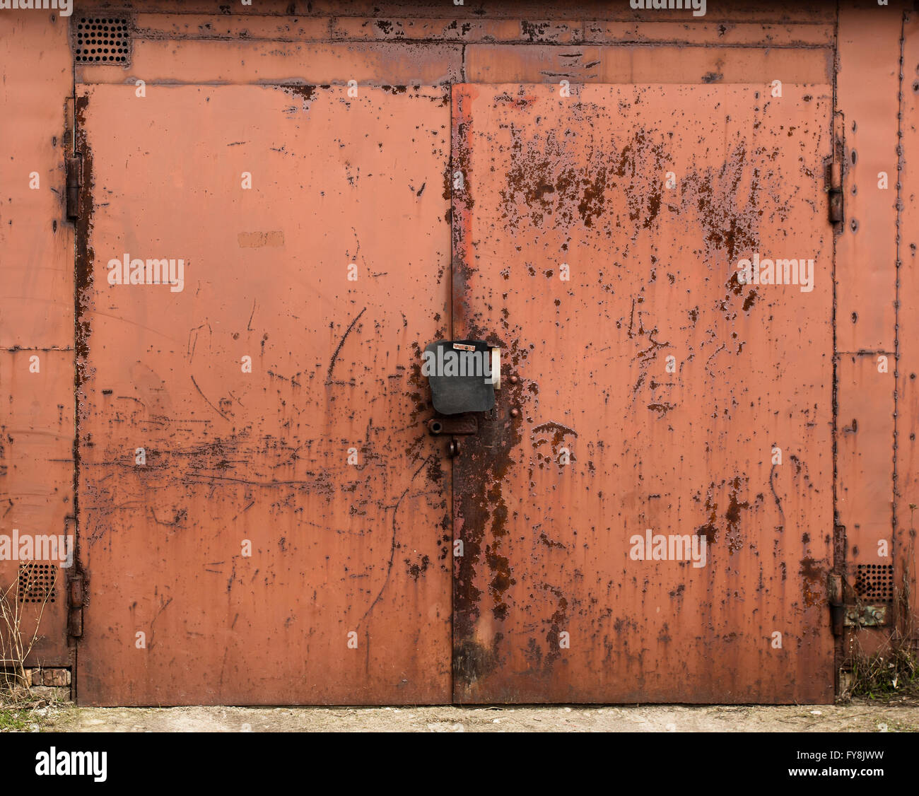 Il vecchio deposito di metallo porta Foto Stock