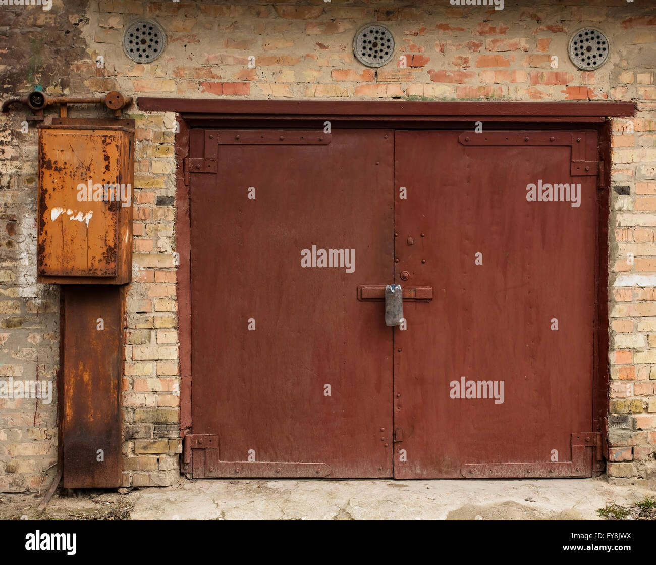 Il vecchio deposito di metallo porta Foto Stock