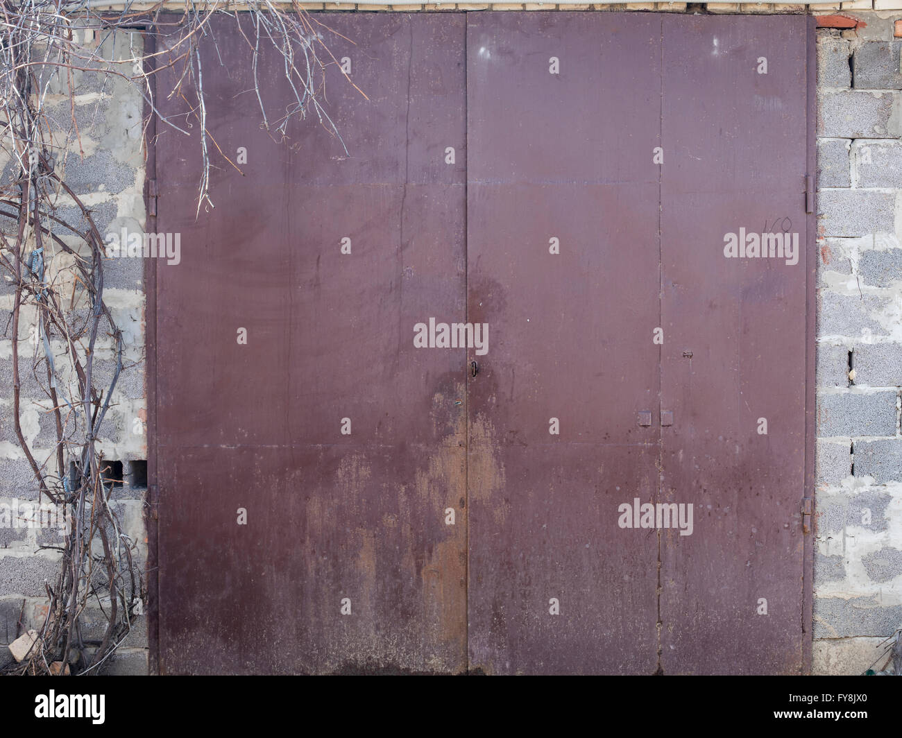 Il vecchio deposito di metallo porta Foto Stock
