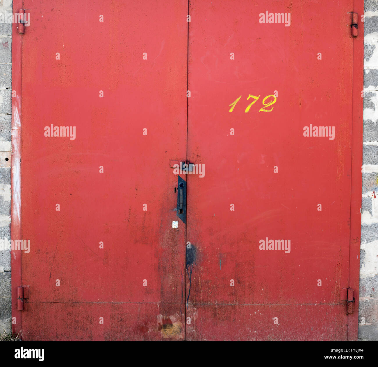Il vecchio deposito di metallo porta Foto Stock