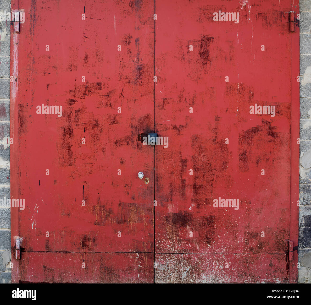 Il vecchio deposito di metallo porta Foto Stock