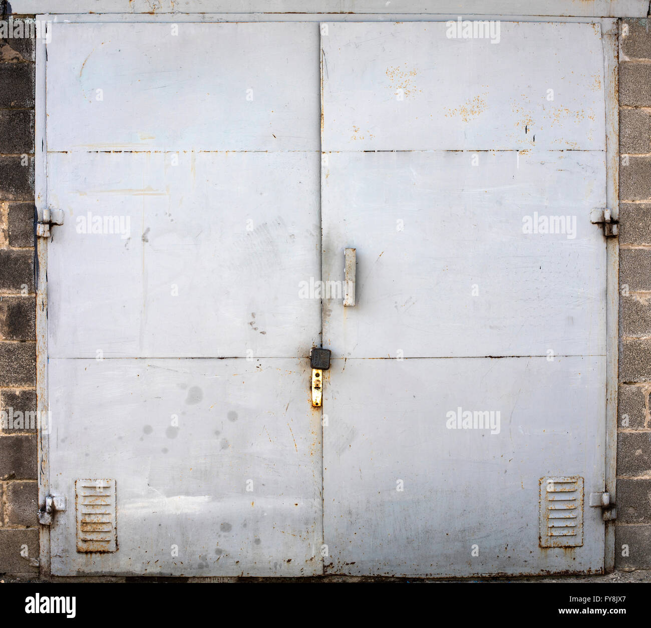 Il vecchio deposito di metallo porta Foto Stock