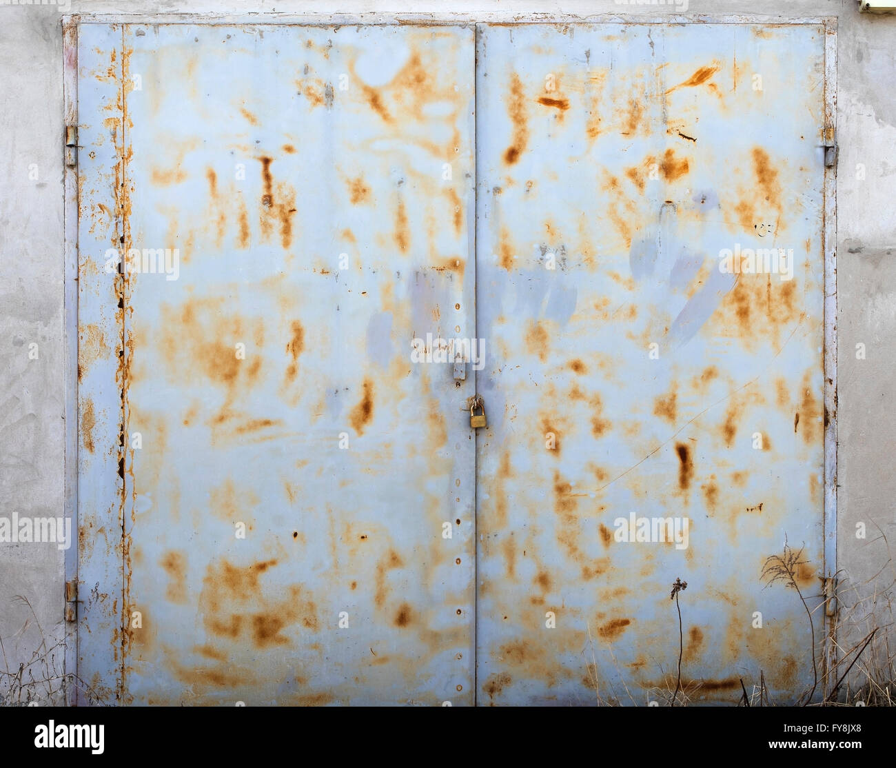 Il vecchio deposito di metallo porta Foto Stock