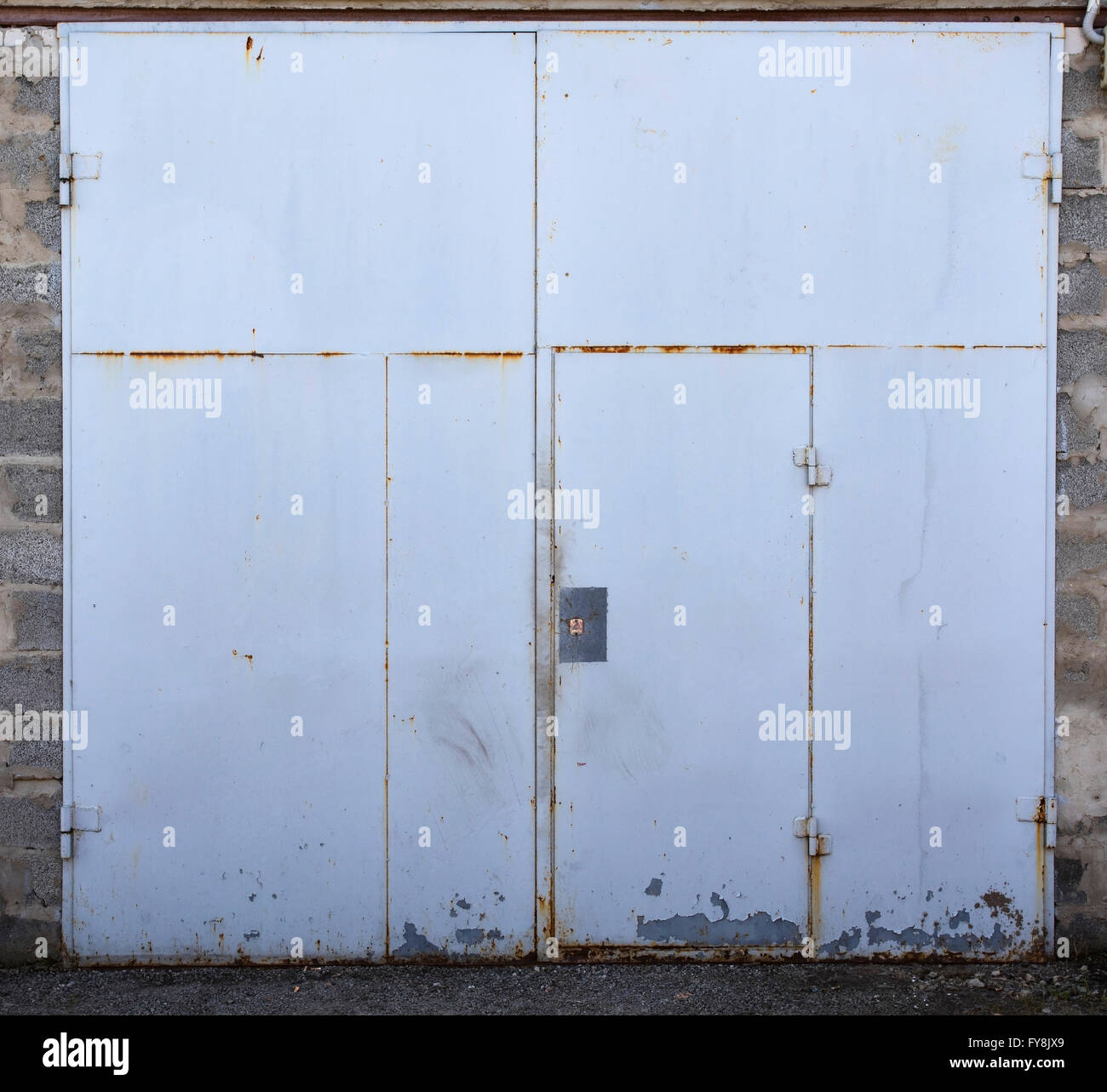 Il vecchio deposito di metallo porta Foto Stock