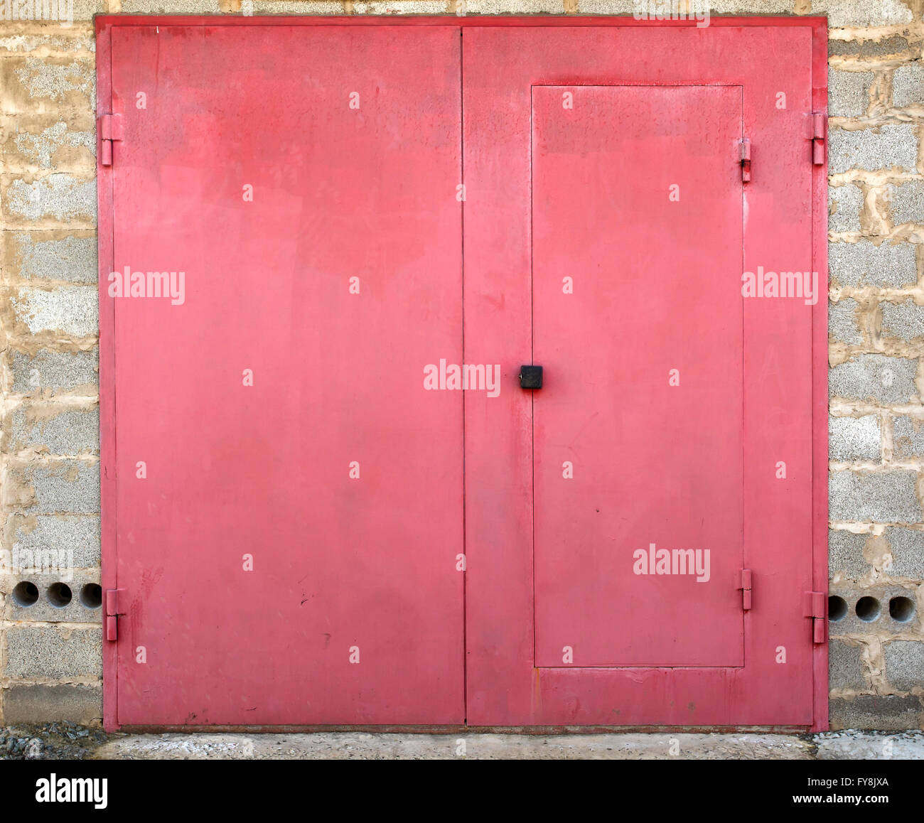 Il vecchio deposito di metallo porta Foto Stock