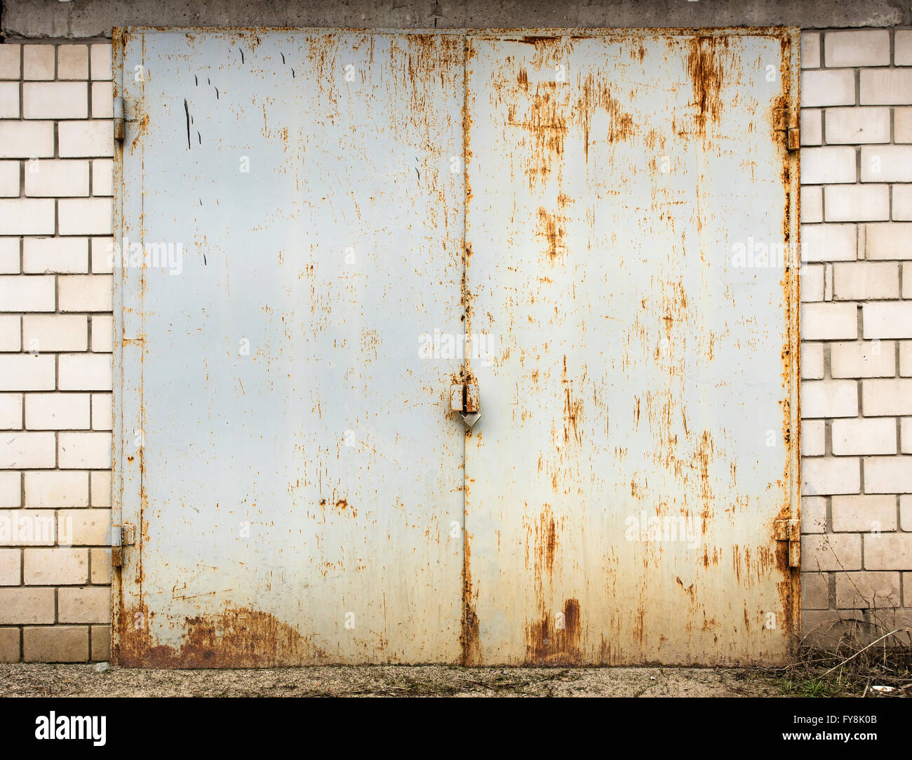 Il vecchio deposito di metallo porta Foto Stock