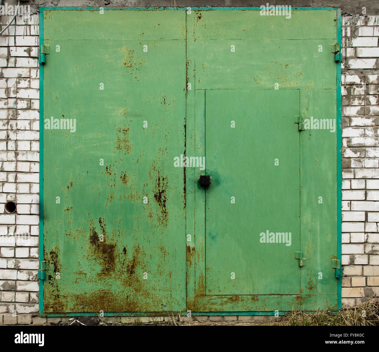 Il vecchio deposito di metallo porta Foto Stock