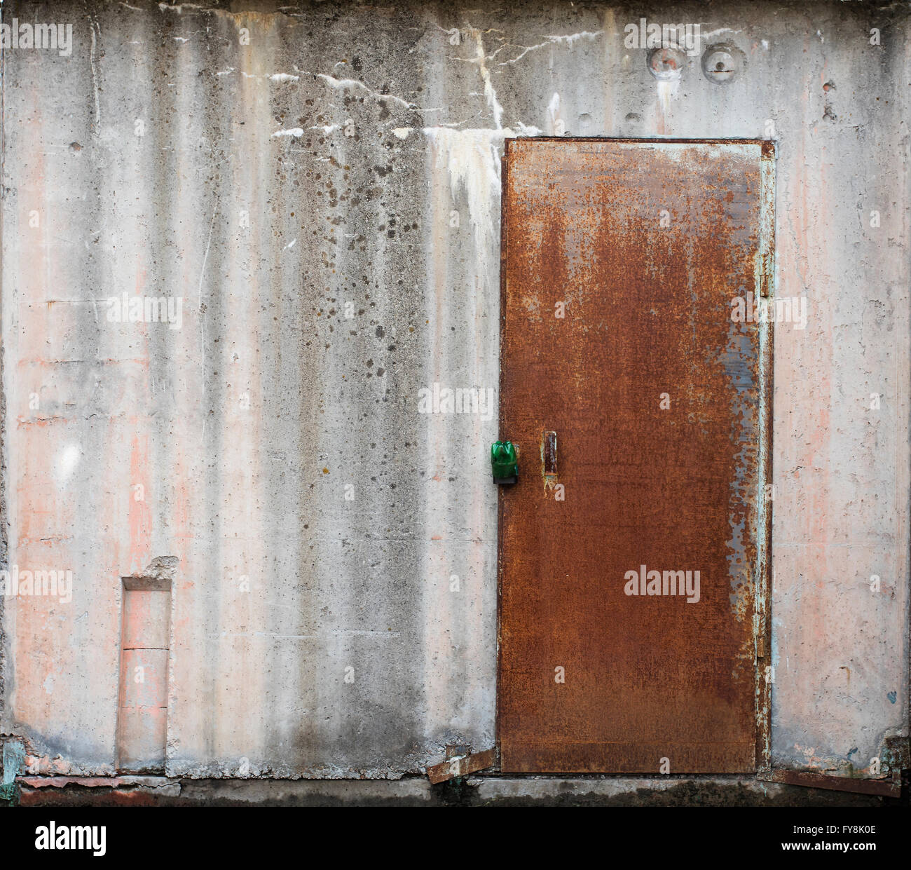 Il vecchio deposito di metallo porta Foto Stock