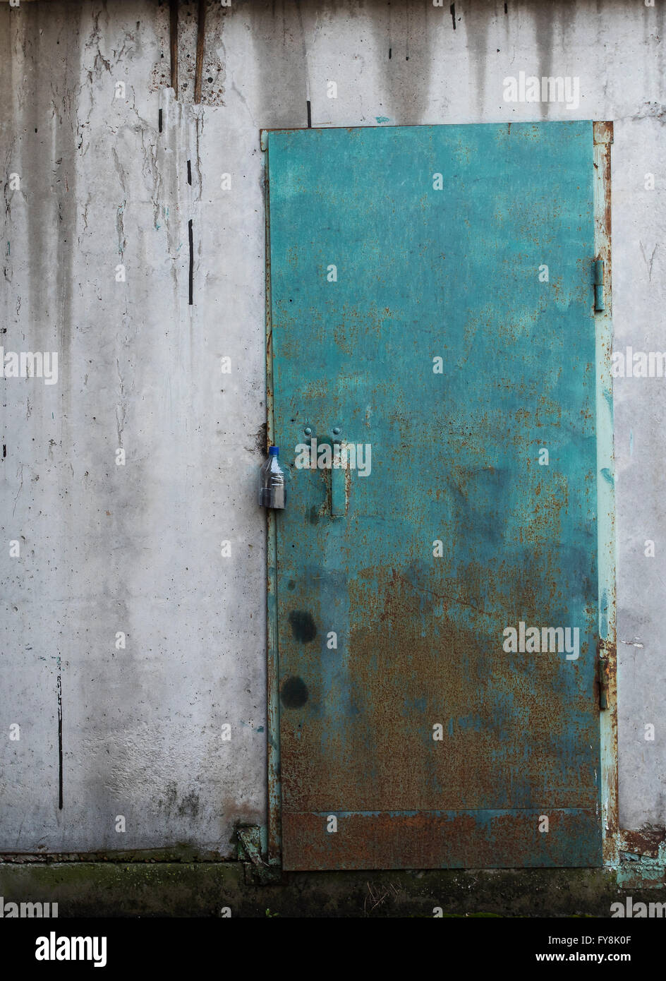 Il vecchio deposito di metallo porta Foto Stock