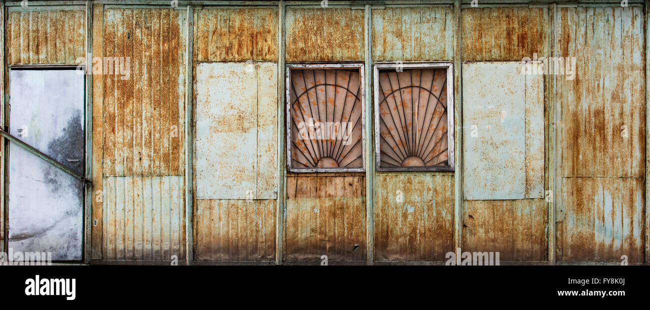 Il vecchio deposito di metallo porta Foto Stock