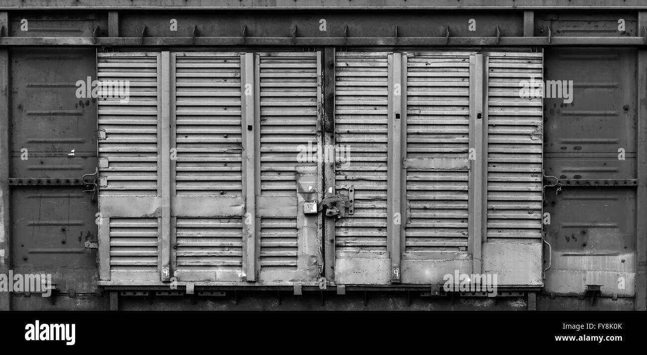 Il vecchio deposito di metallo porta Foto Stock