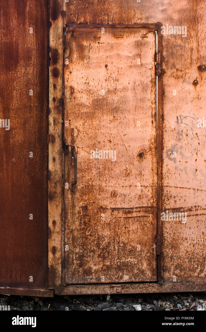 Il vecchio deposito di metallo porta Foto Stock
