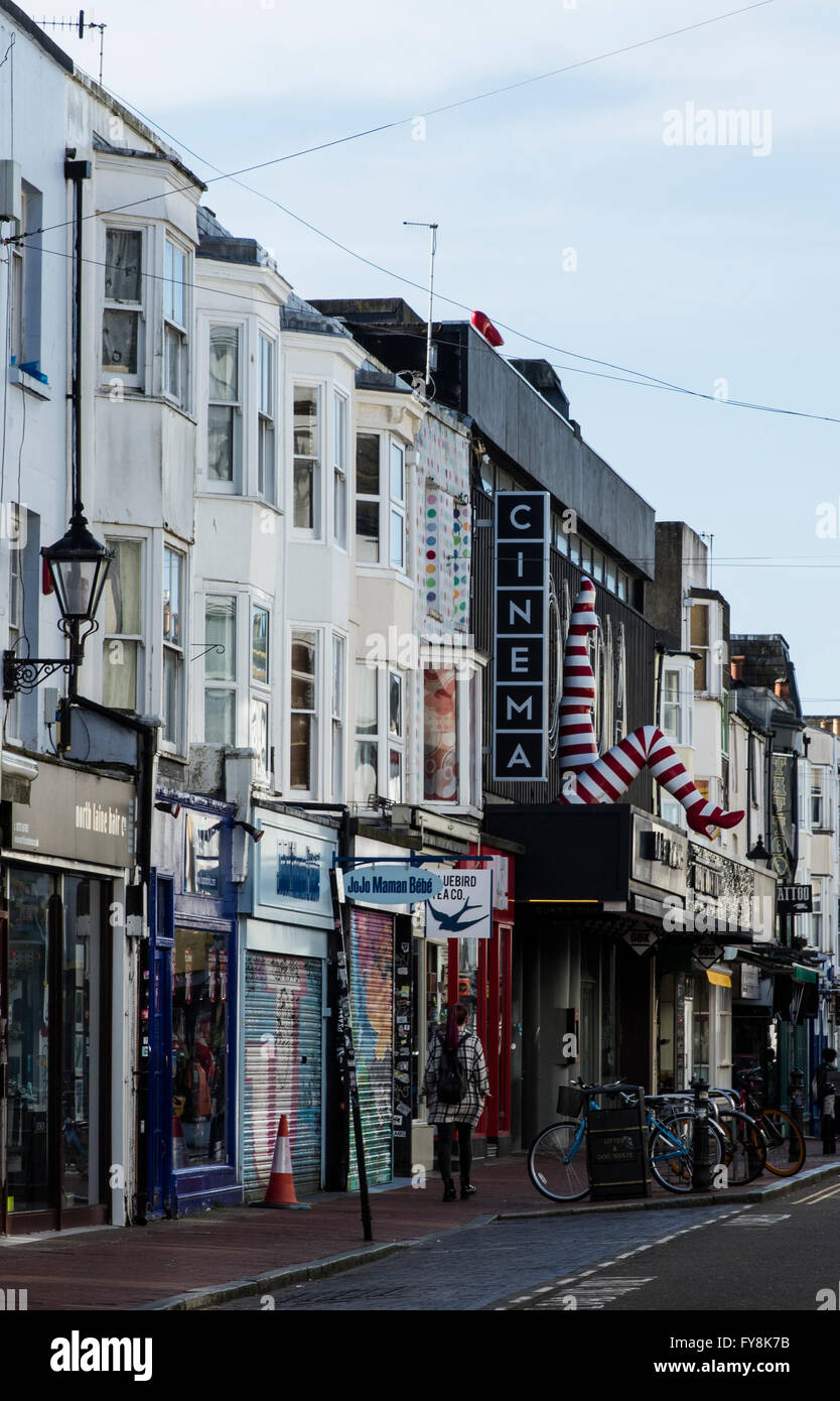 Gardner Street a Brighton con una vista verso il duca al cinema Komedia nel Sussex con il segno con il rosso e bianco calze Foto Stock