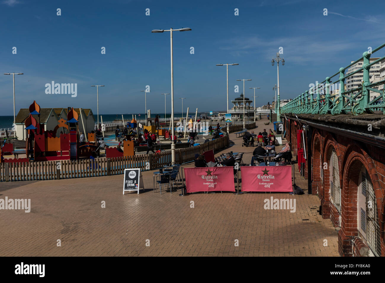 Lungomare a Brighton in Sussex guardando verso il parco giochi per bambini e il rinnovato stand di banda e la benna & cafe a forcella Foto Stock