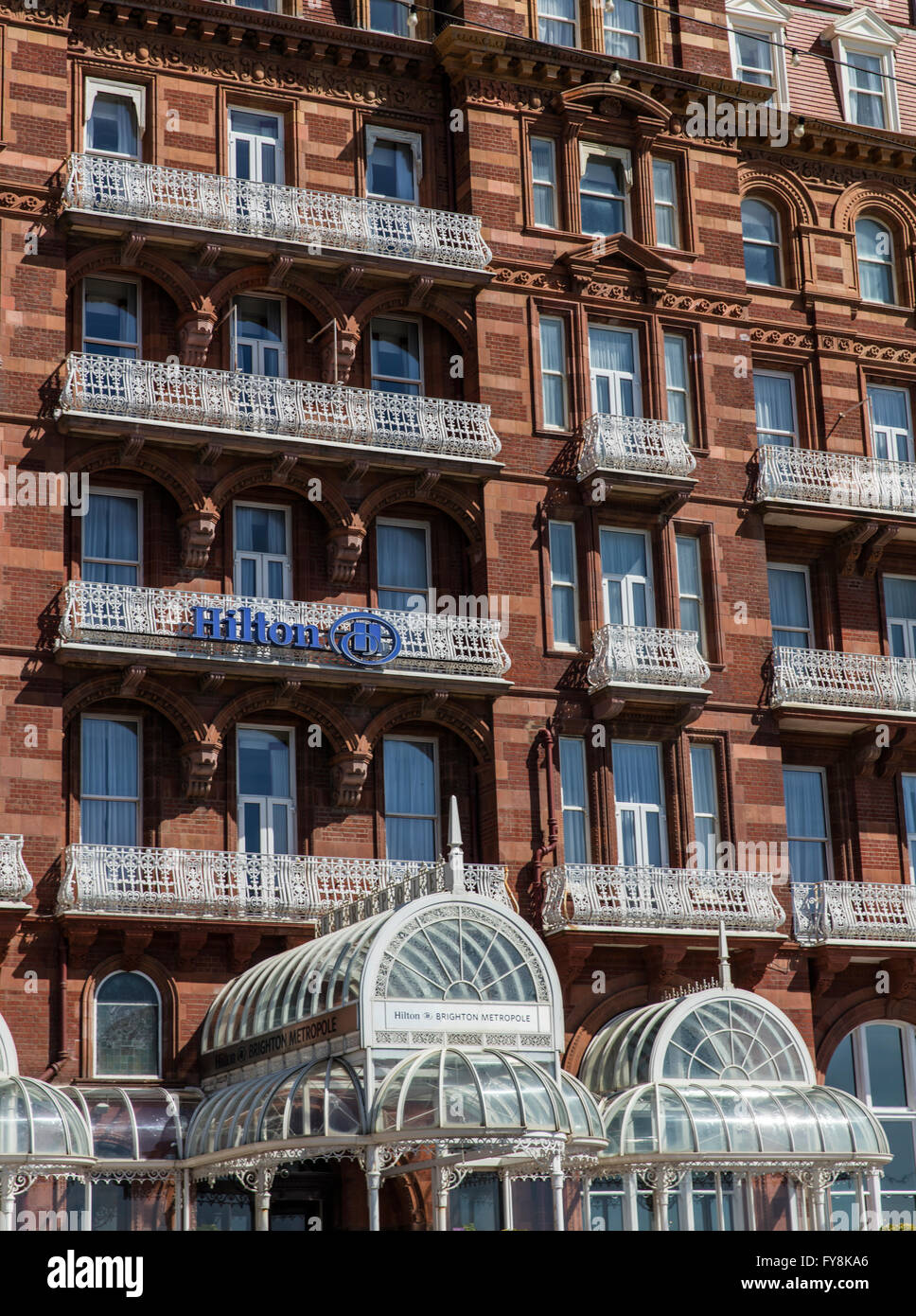 Parte anteriore del lussuoso hotel sul lungomare di Brighton dal mare nel Sussex Foto Stock