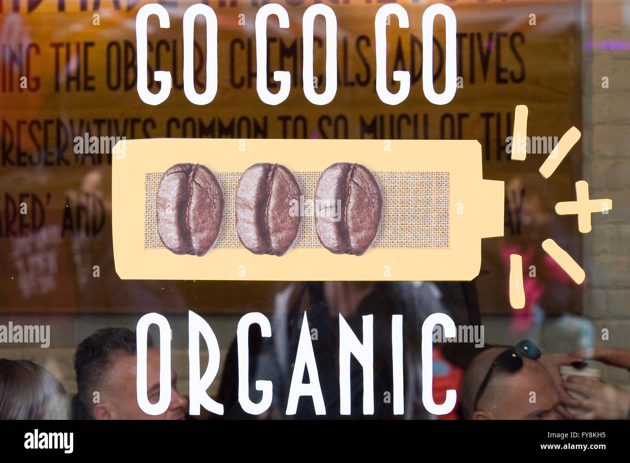 Negozio finestra Visualizzazione, organico i chicchi di caffè Foto Stock