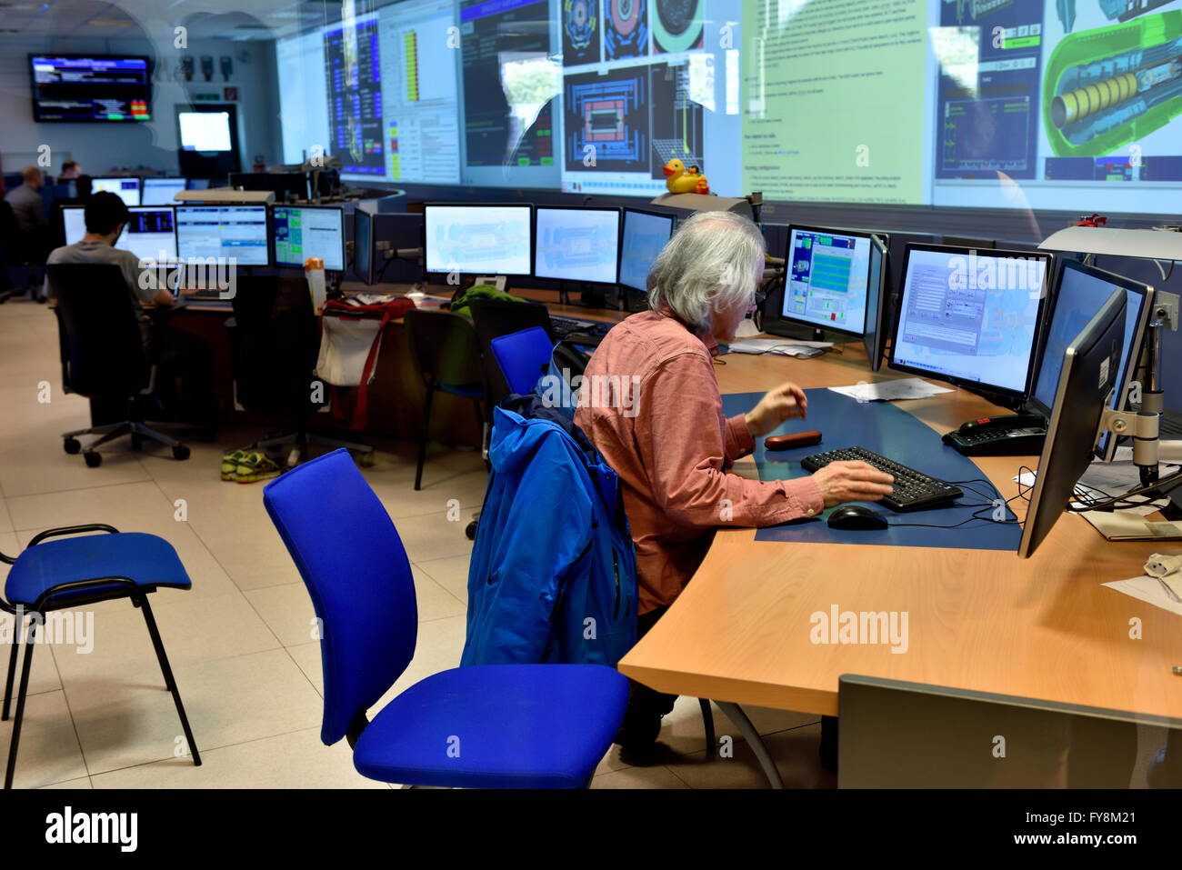 Il fisico nella sala di controllo del rivelatore ATLAS al CERN. Foto Stock