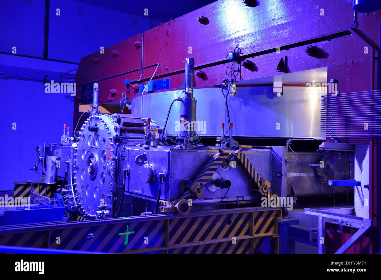 Il CERN 600 MeV Synchrocyclotron avviato nel 1957, ormai parte della storia il display al CERN di Ginevra Foto Stock